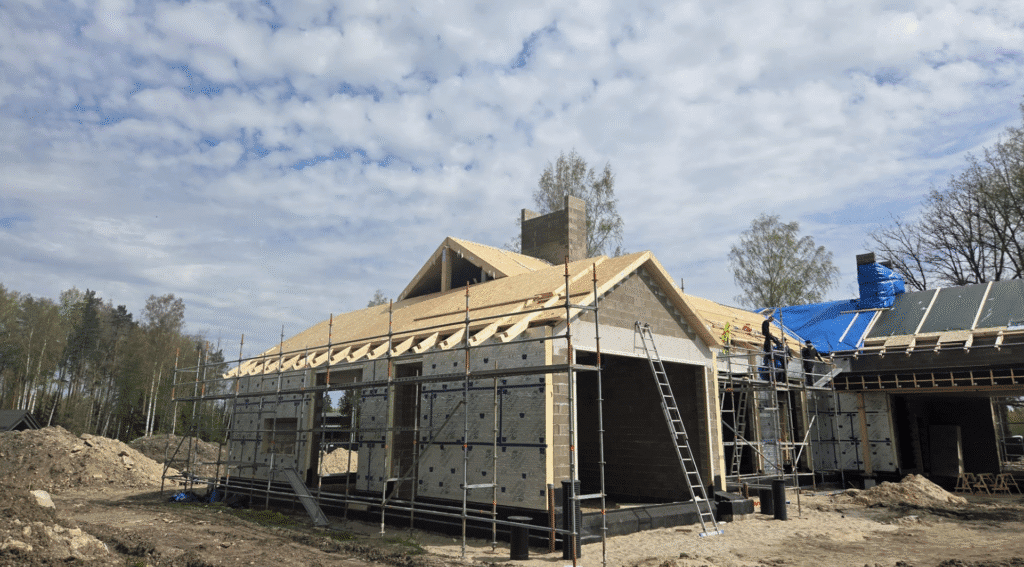 Villa featuring a complex roof built with PANELO panels